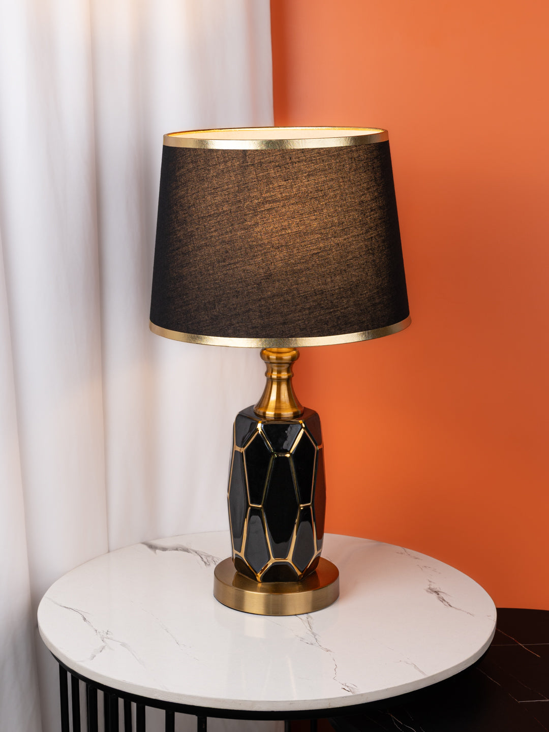 Black beauty table lamp / bedside lamp with a hint of gold