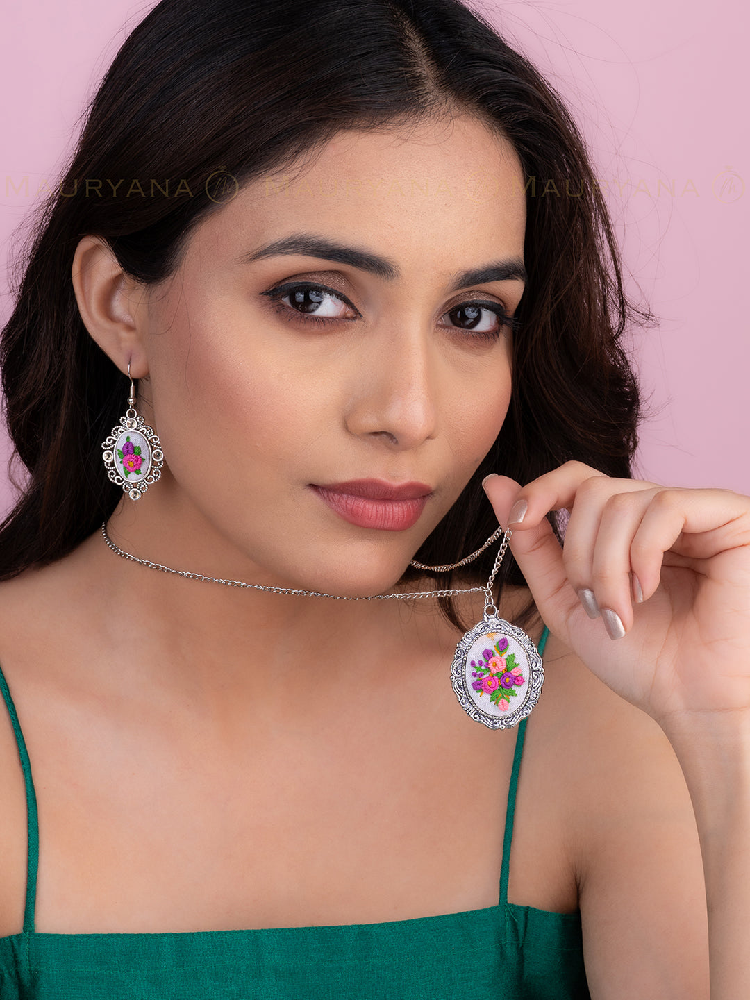 MAURYANA - Bunch of flowers embroidered pendant necklace set with earrings - White