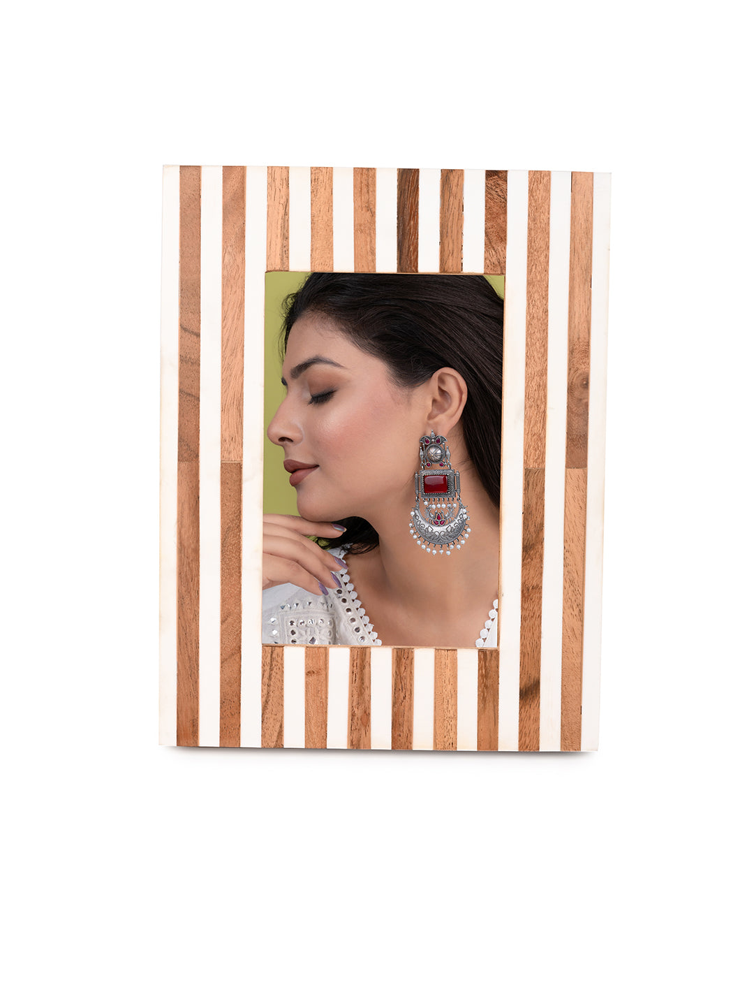 Horn and wood crafted brown and white vertical stripes photo frame - 6x8 inches