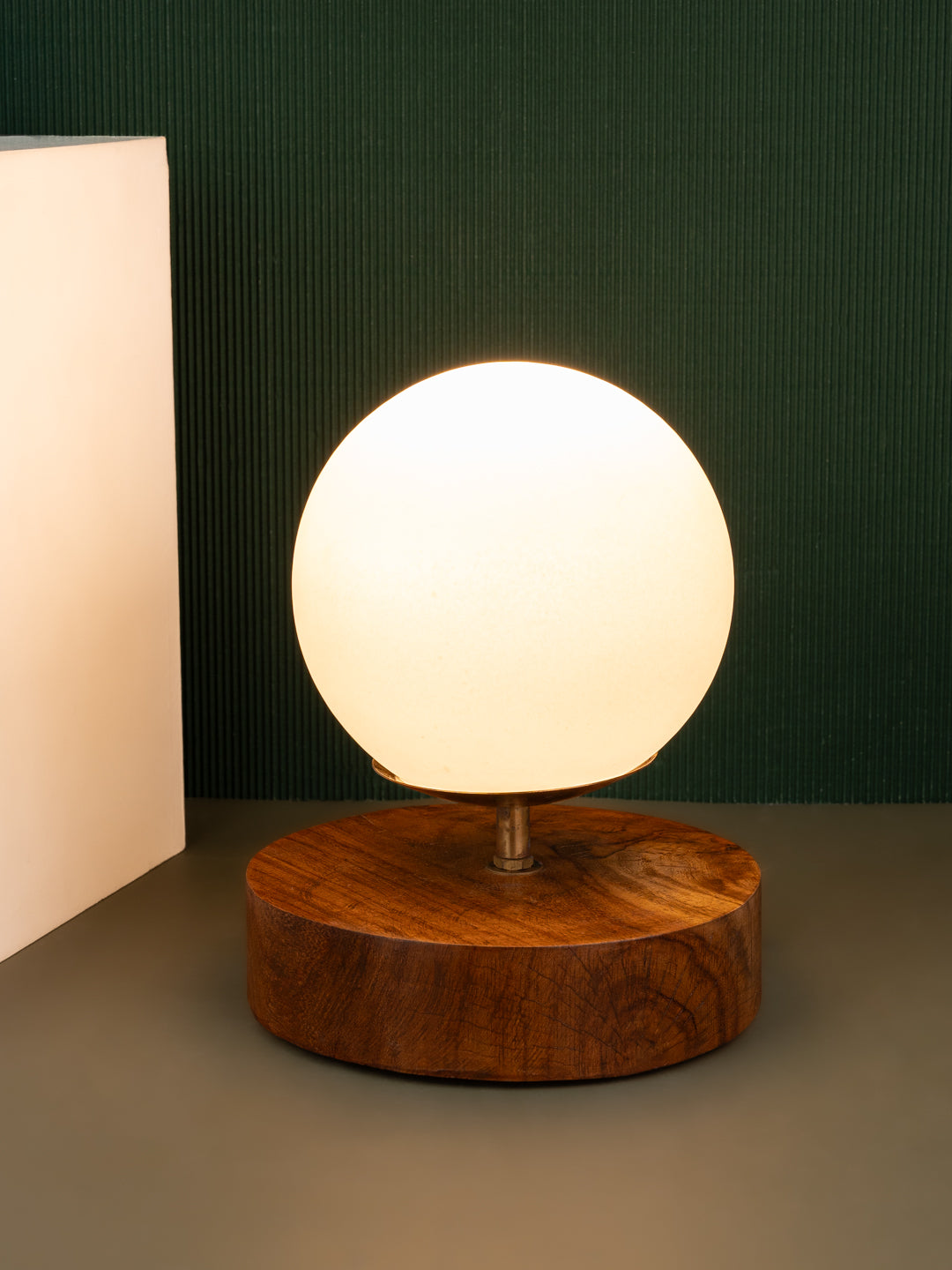 Short cute ball lamp for side tables, console and study desk