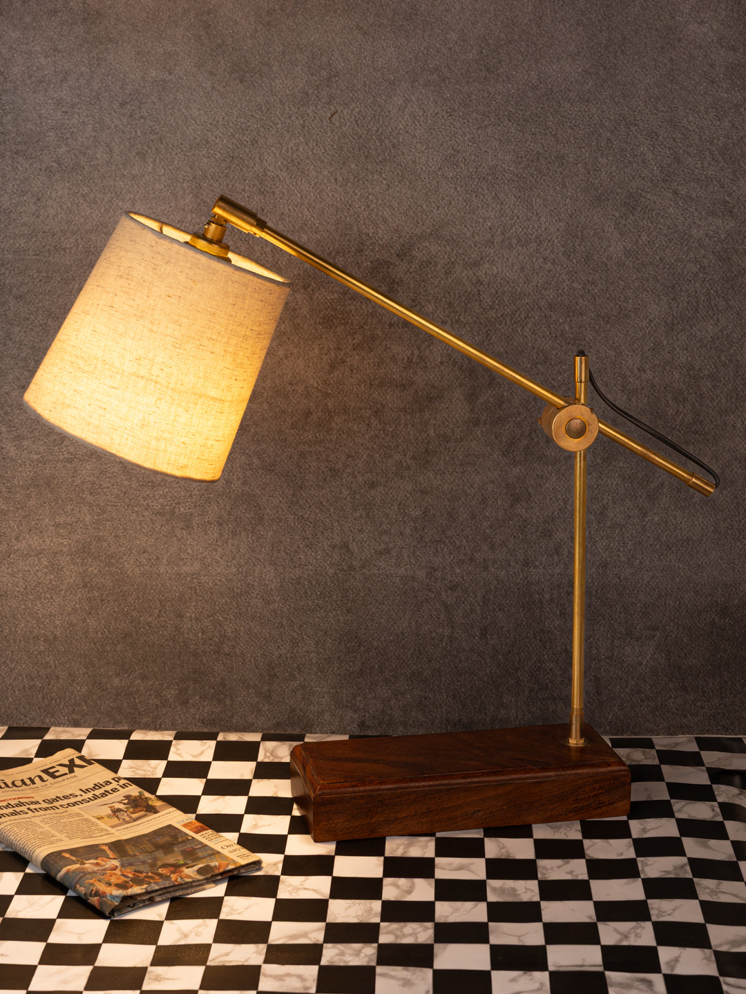 Focus height adjustable reading lamp / desk lamp