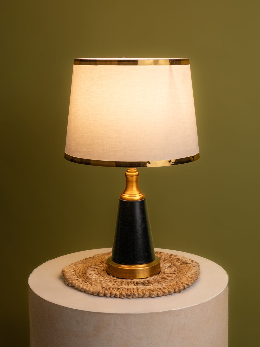 Smart and sturdy table lamp / bedside lamp with white shade, black base and a golden touch