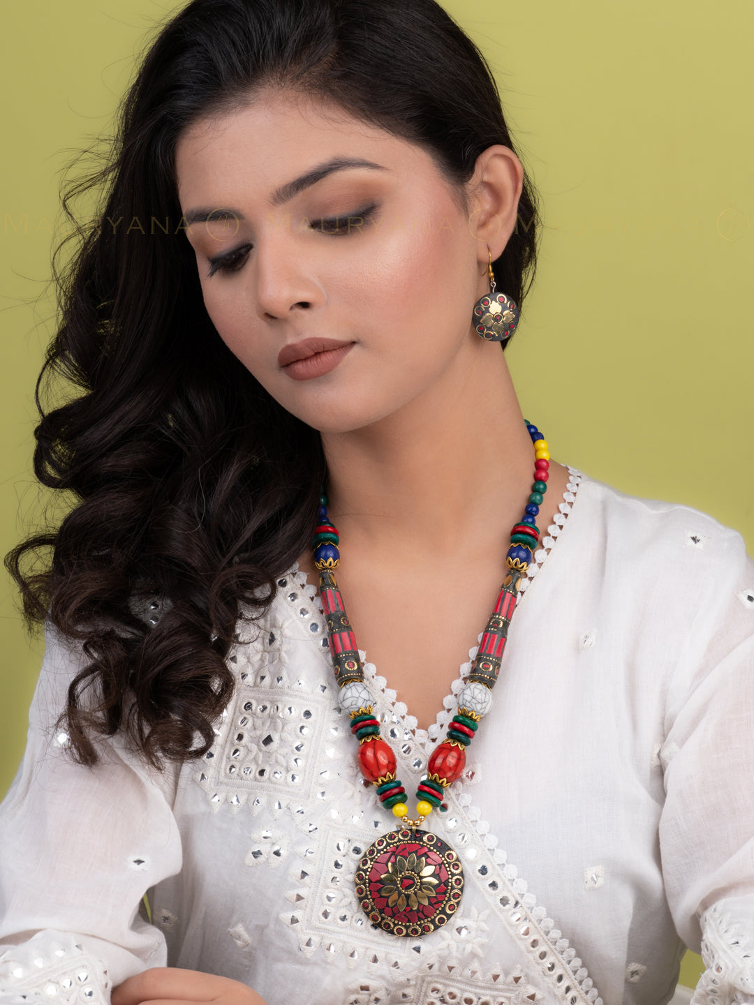 MAURYANA - Colorful beaded necklace with metal pendant and earrings - one size