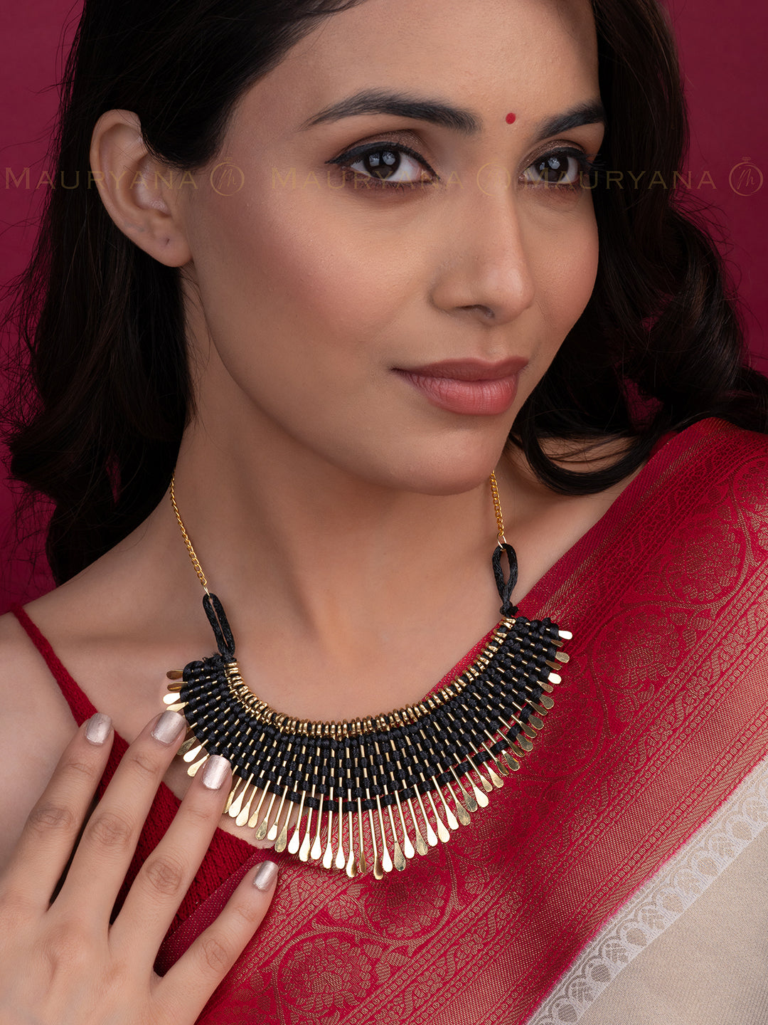 MAURYANA - Golden metal strands woven with black thread necklace - one size