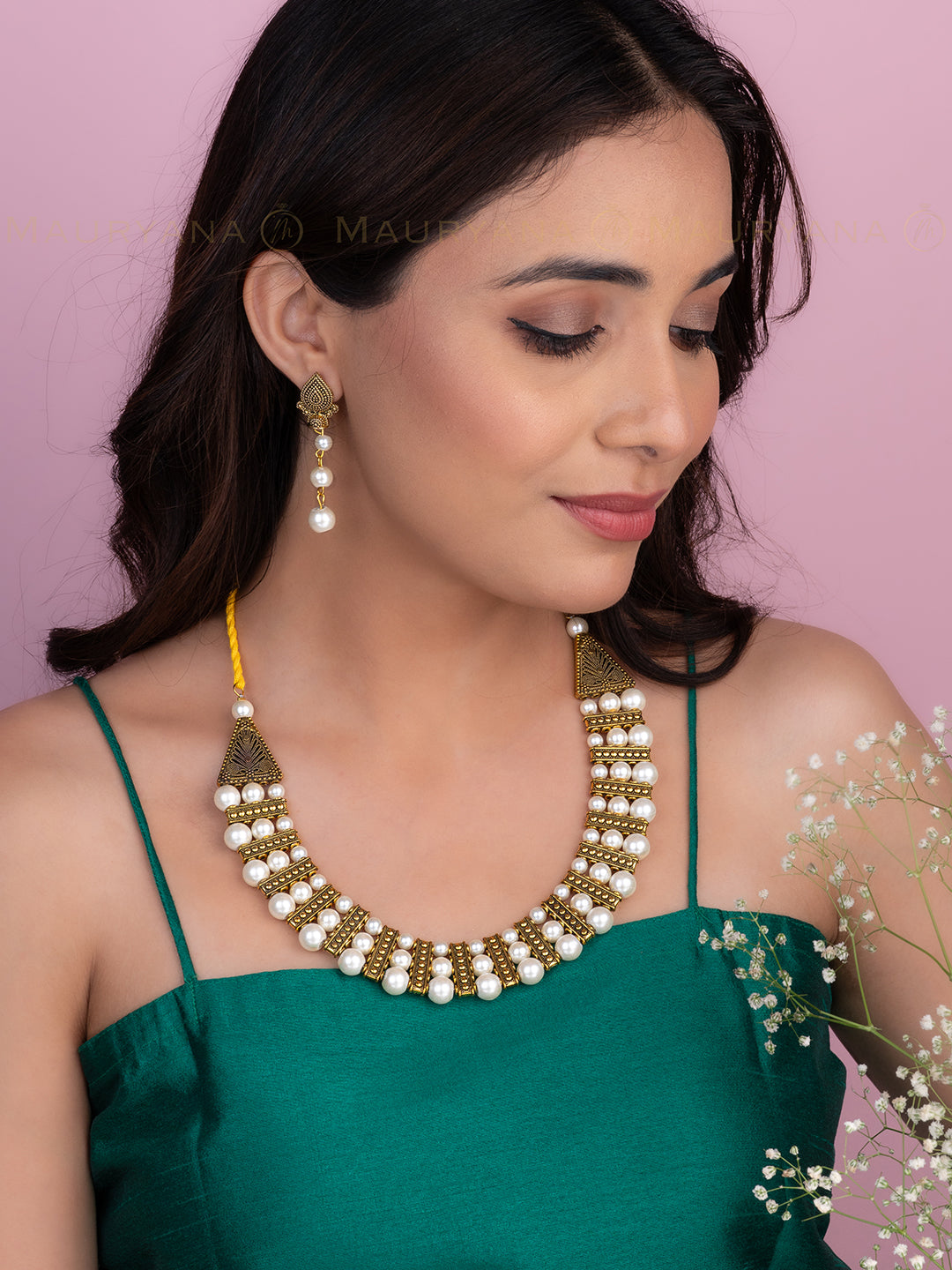 MAURYANA - White bead and golden metal necklace set with earrings - adjustable length