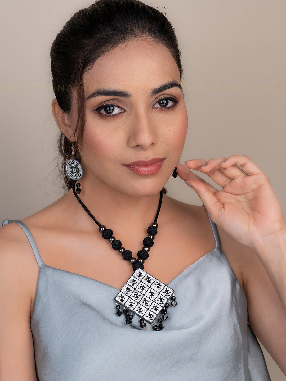 MAURYANA - Colorful beaded necklace with square glass pendant and earrings - adjustable length