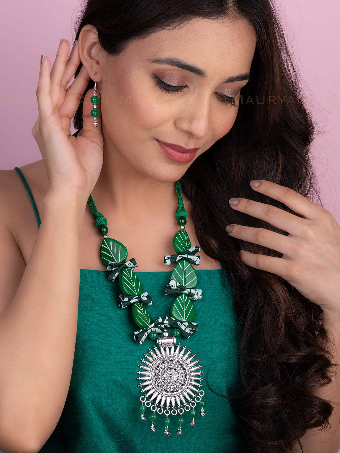 MAURYANA - Green color beaded necklace with metal pendant and earrings - adjustable length