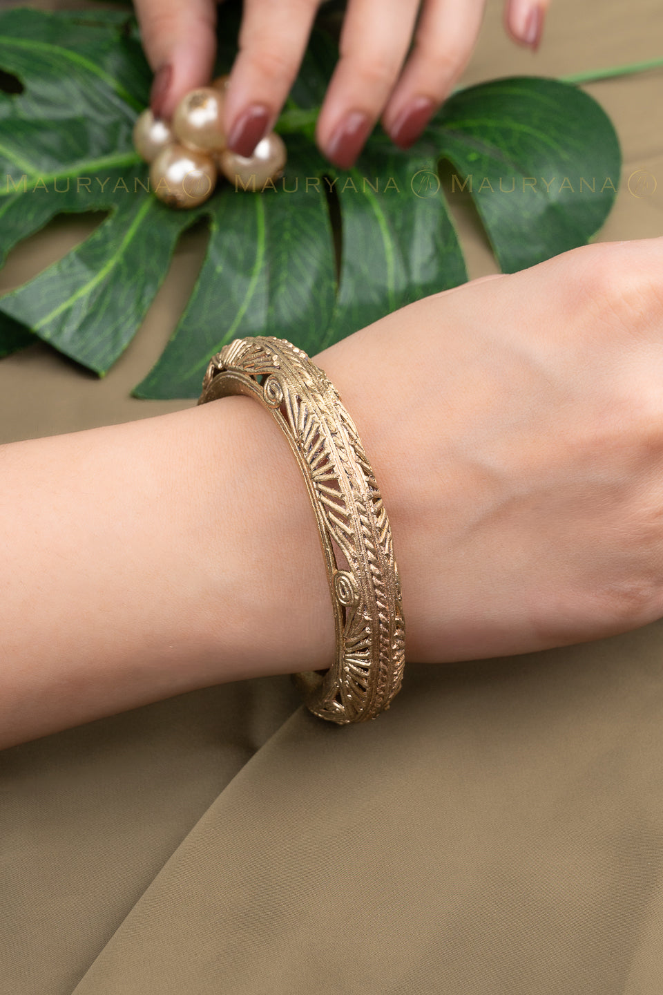 MAURYANA - Dokra craft tribal bangle in abstract design - one size