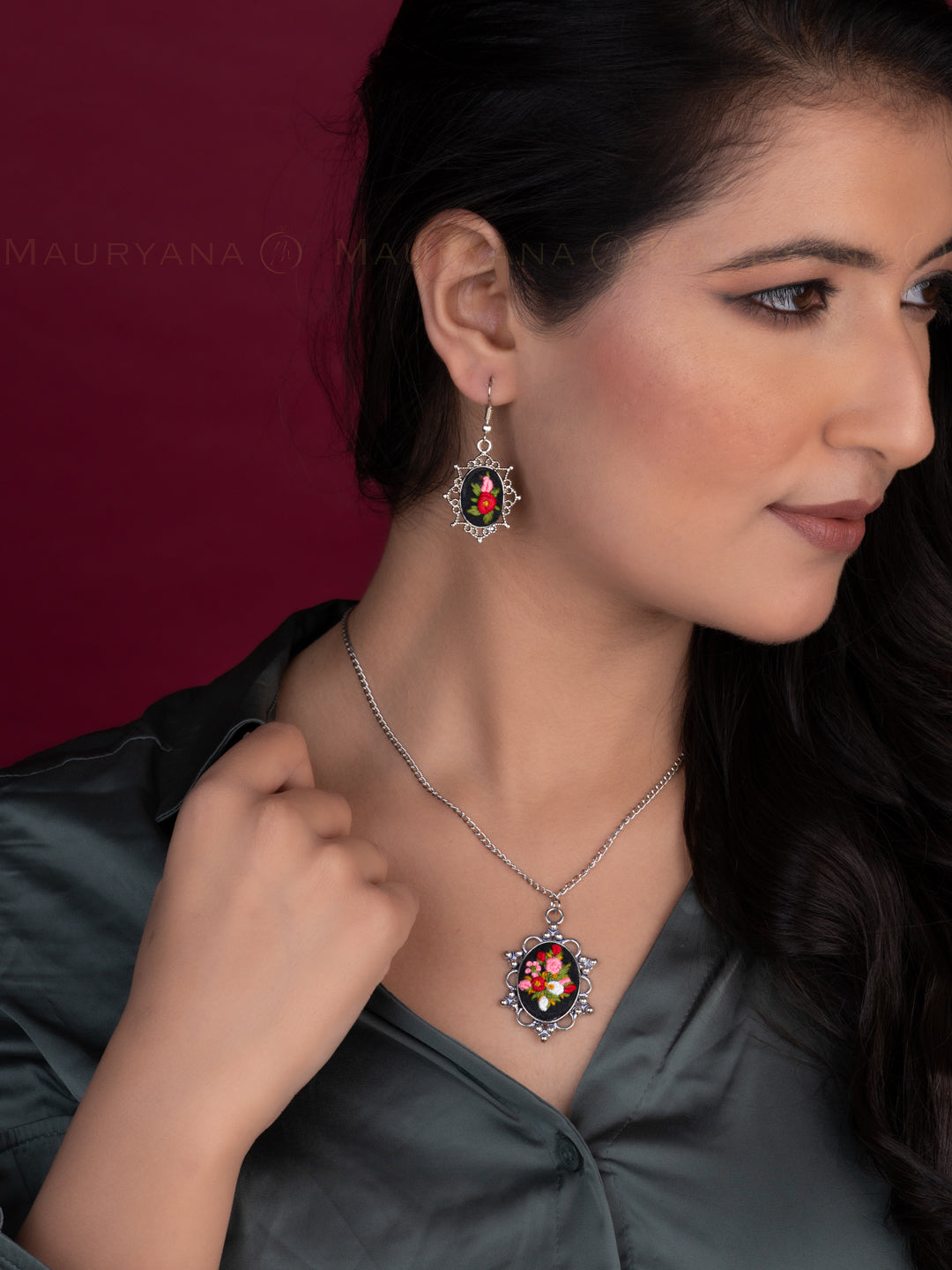 MAURYANA - Bunch of flowers embroidered pendant necklace set with earrings - Black