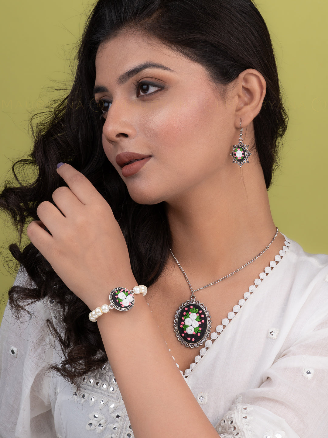 MAURYANA - Colorful embroidered necklace set with earrings and bracelet