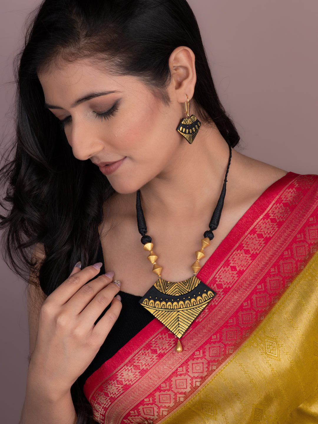 MAURYANA - Terracotta necklace and earring set in black and gold tribal design - adjustable length